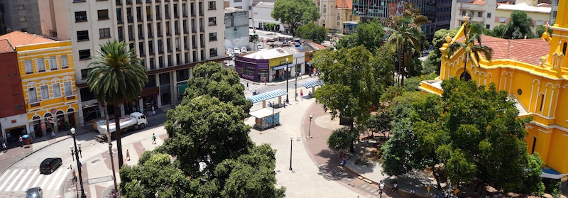 A la izquierda, en la planta baja del edificio amarillo, el bar Ponto Chic, en el Largo de Paissandu, centro de São Paulo.