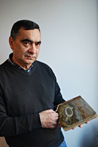 Eduardo Rivero con el álbum del viaje de sus padres al Mundial del 50.