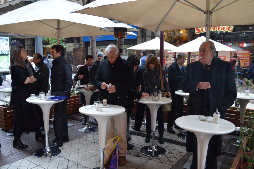 Al pie del pucho, en un café de la Calle Huérfanos, Santiago de Chile