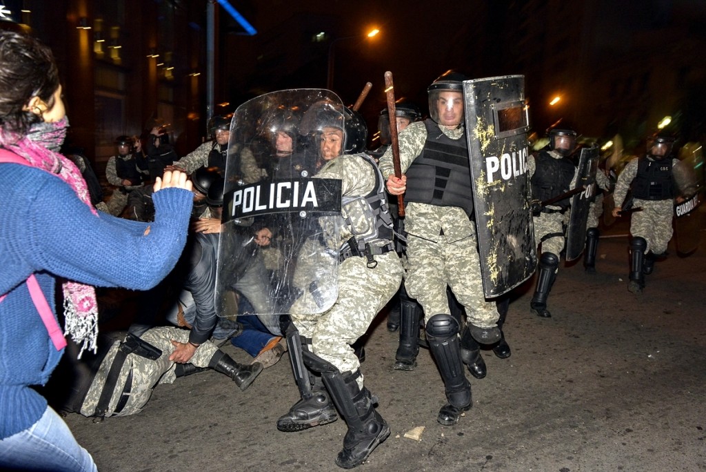 Represión a la ocupación estudiantil del CODICEN. Foto: Santiago Mazzarovich/adhocFotos