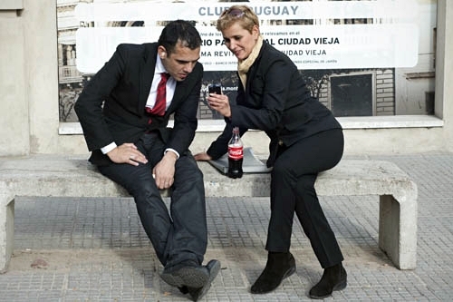 PAREJA CON CELULAR. Pareja con celular en una calle peatonal de la Ciudad Vieja, Montevideo, 29/08/2012..Foto: Ricardo Antunez.URUGUAY.2012