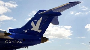 PLUNA, PRESENTACION DE SU NUEVO AVION. La linea aerea uruguaya PLUNA Pluna presentó el nuevo avión canadiense "Bombardier", en un acto al que asistieron Tabaré Vázquez, el intentente montevideano, Ricardo Ehrlich, casi todos los ministros (faltaron Marina Arismendi y Daisy Tourné) y varios legisladores. El avión fue bautizado con chorros de agua de camiones de bomberos. Aeropuerto de Carrasco, 24/03/2008..©RICARDO ANTUNEZ.Uruguay.2008