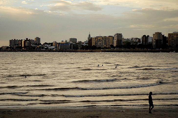 Vista de Montevideo desde la Rambla a la altura de Playa Ramírez. Crédito: Javier Calvelo/ adhoc Fotos.