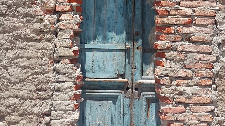 Siempre hay una puerta tras las piedras.